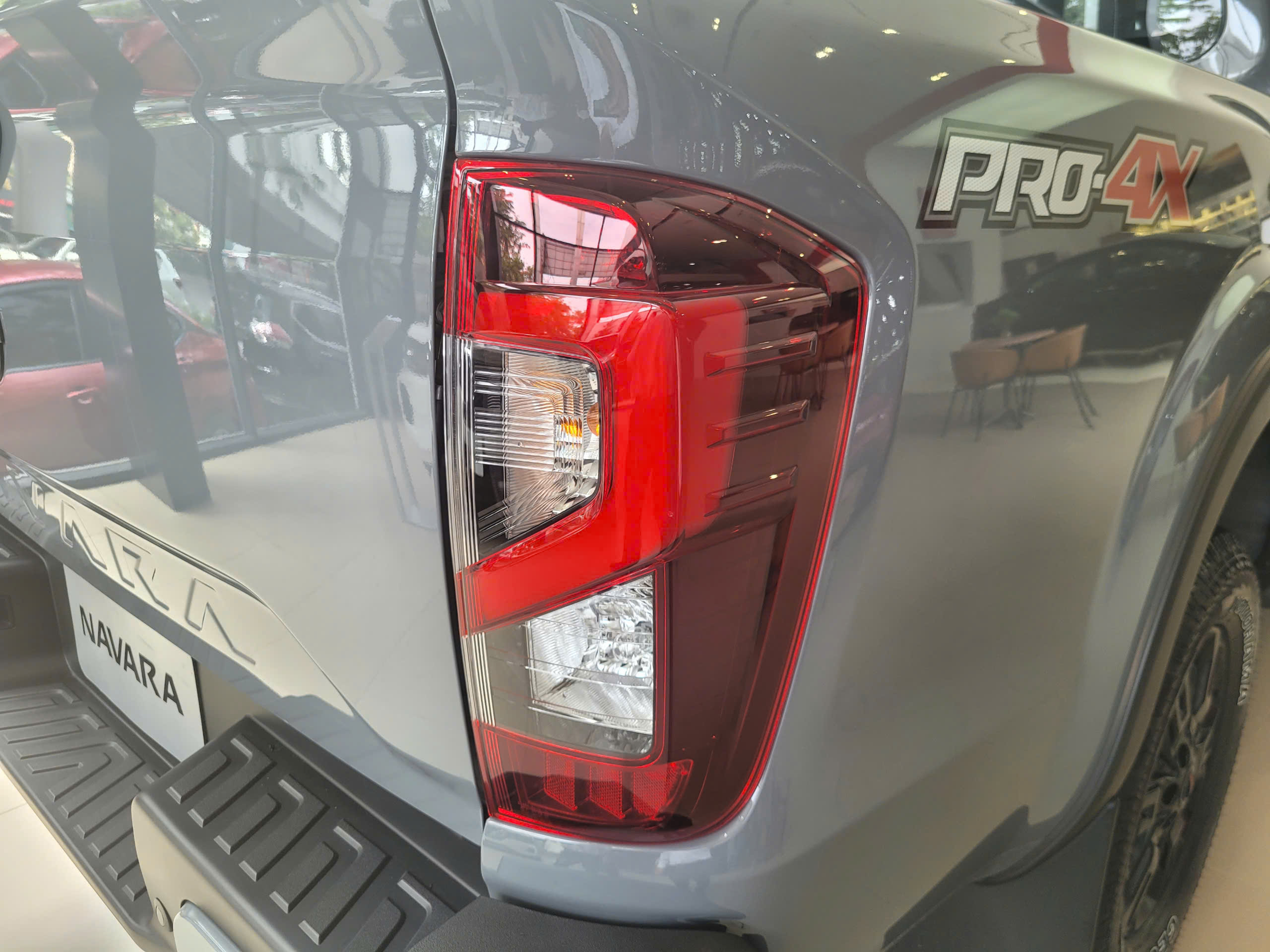 đèn hậu nissan navara pro4x